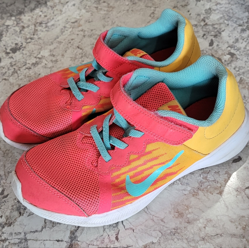 Lot of 2 youth girls 2.5 Nike sneakers